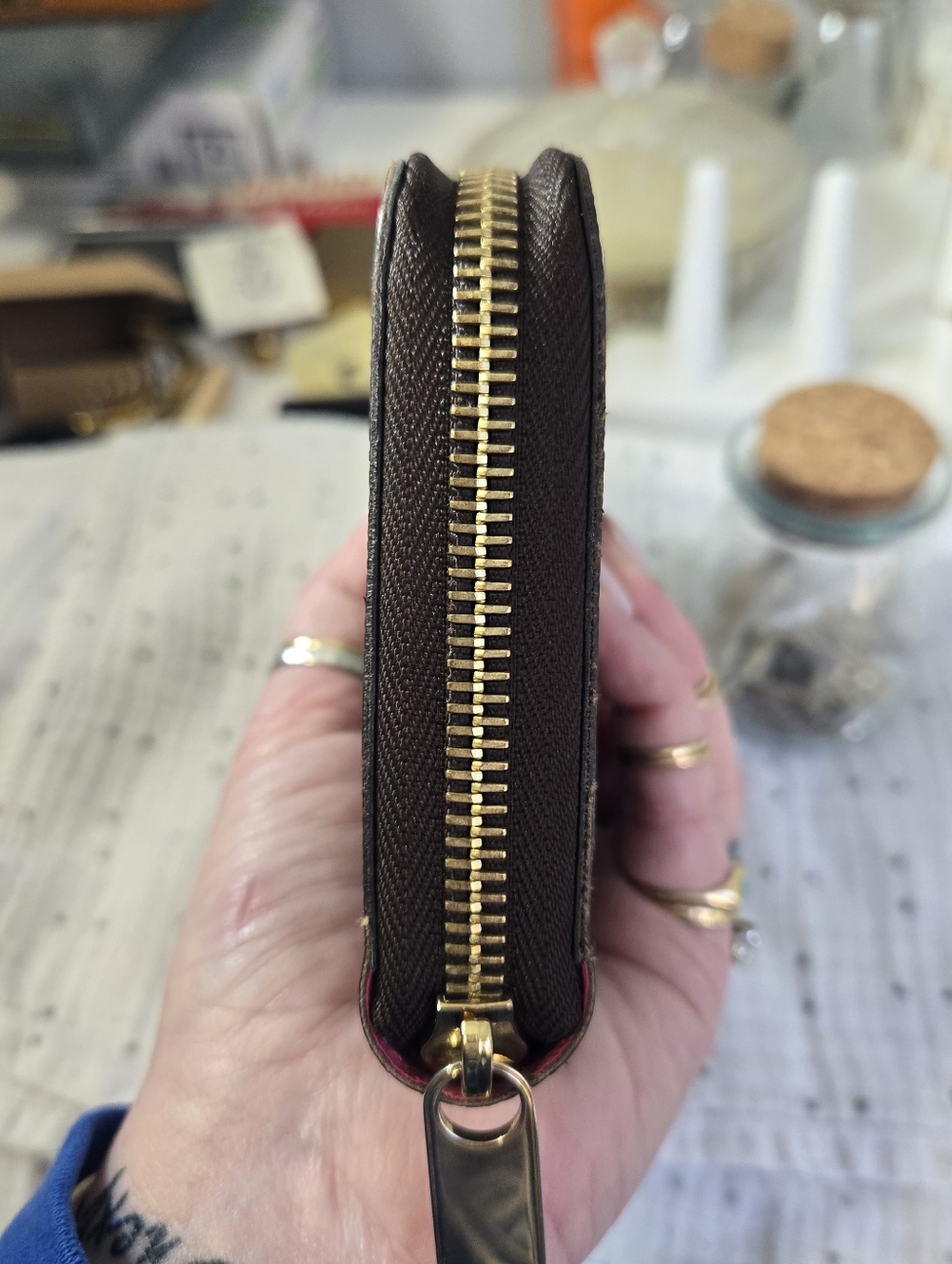 Louis Vuitton Monogram V Line Zippy Wallet in Grenade. - Picture 4 of 15